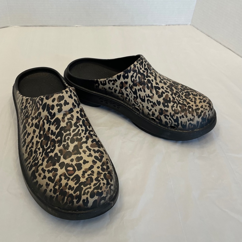 Oofos leopard print clogs size 10